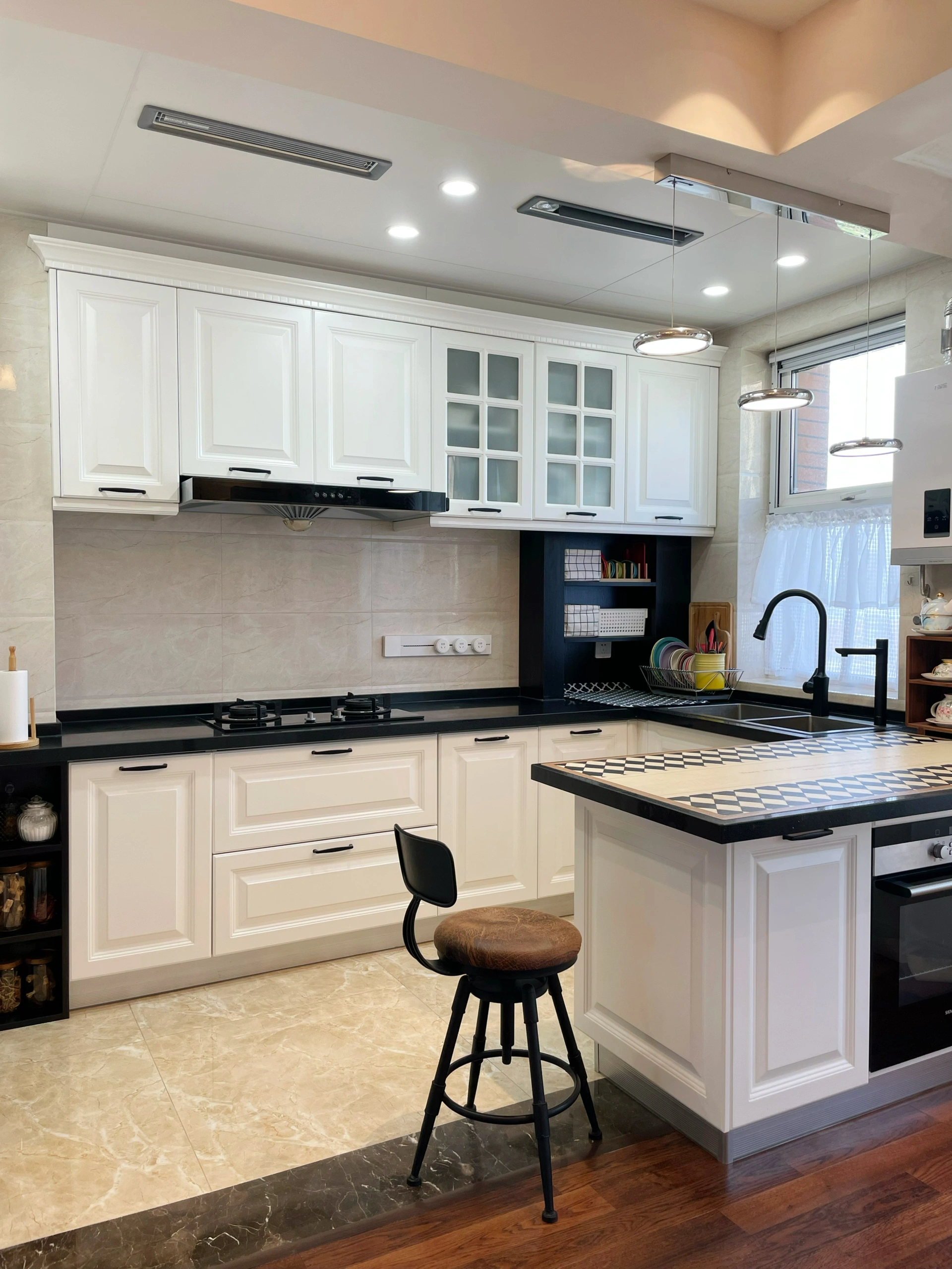 6m,是常见的窄长型,为了更好地利用这块不大的空间♀,我把餐厅和厨房