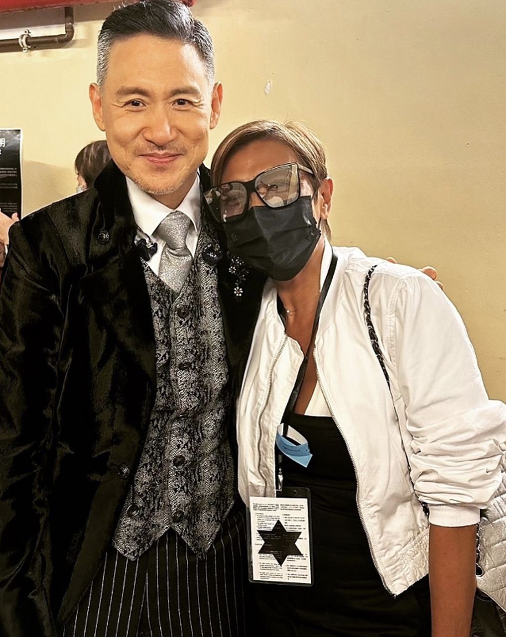 值得一提的是刘嘉玲,上山诗钠还与张学友后台合影,穿着私服依偎在好友