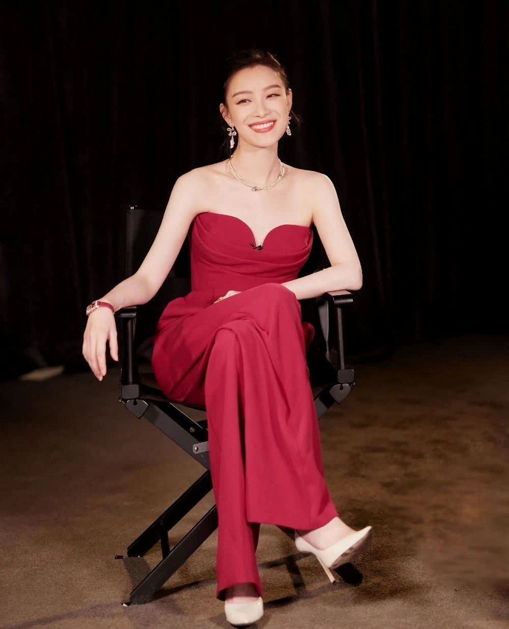 倪妮抹胸长裙合集,裙摆优美流畅,一举一动都自信洒脱,气质max!