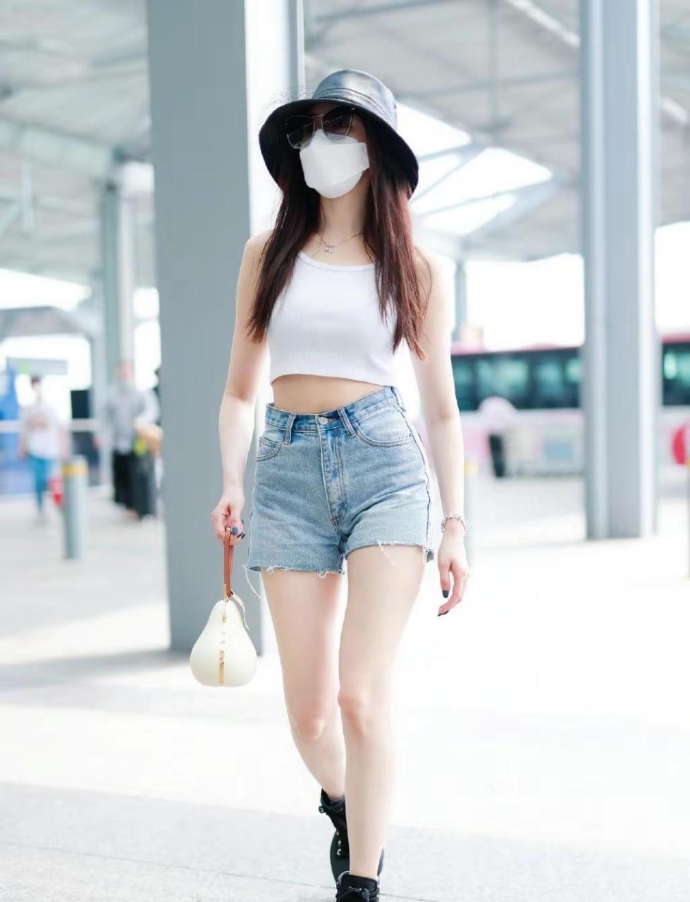 张天爱热裤美腿清凉街拍图片.