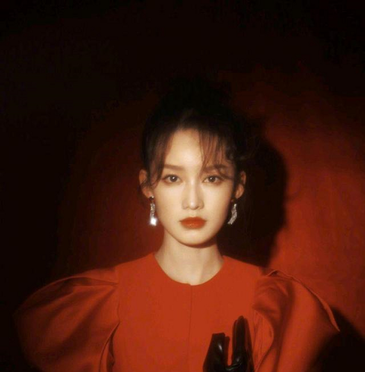 李沁一身红灯笼袖连衣裙,搭配复古皮手套亮相跨年晚会,优雅大方