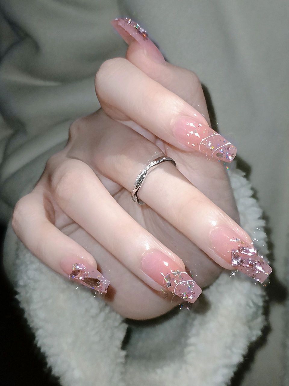 这款粉钻美甲太冰透闪亮啦,指尖粉玫瑰blingbling清透动人,碎闪与