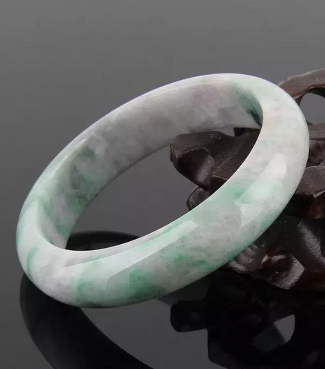 翡翠# 干白种此品种的翡翠肉粗,水干,不透明.