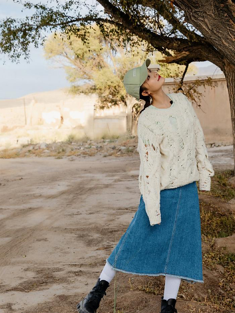 李沁身穿一件鹅黄色毛衣,镂空的麻花针脚显得十分文艺,显肤白的鹅黄色