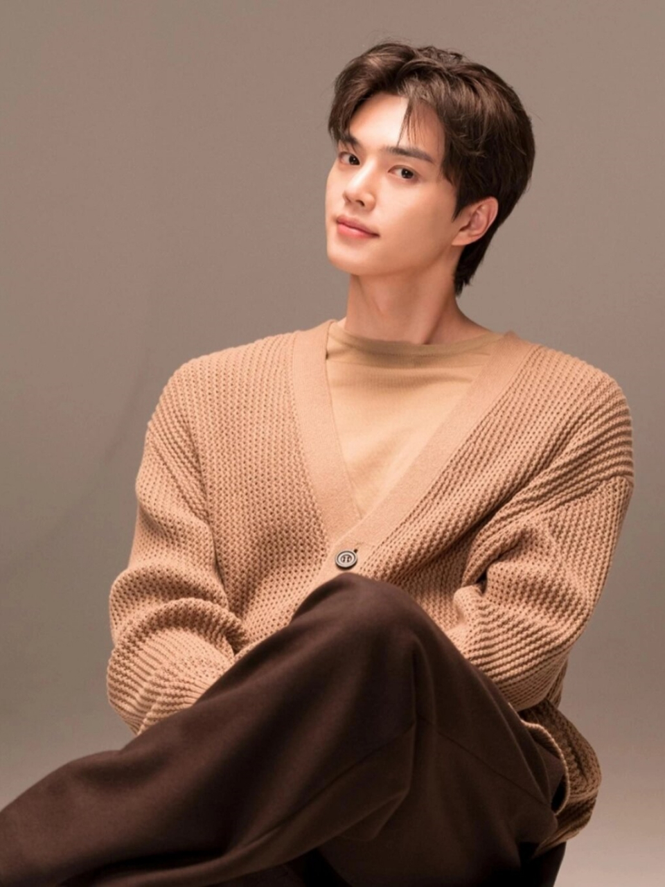 他的外貌和气质都非常吸引人,让人感到亲切和温暖.