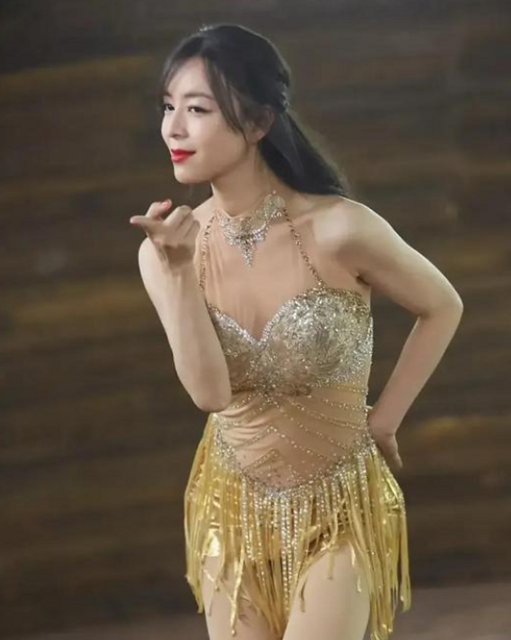 张静初这身装扮看着还真美,身材绝佳!感觉事业上好像不怎么火呢