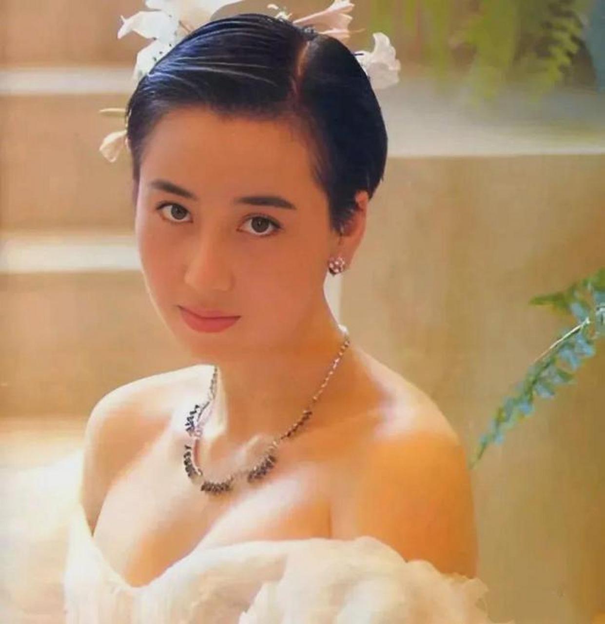 利智年轻时,拥有着绝美的容貌和火辣的身材,让人惊艳不已.