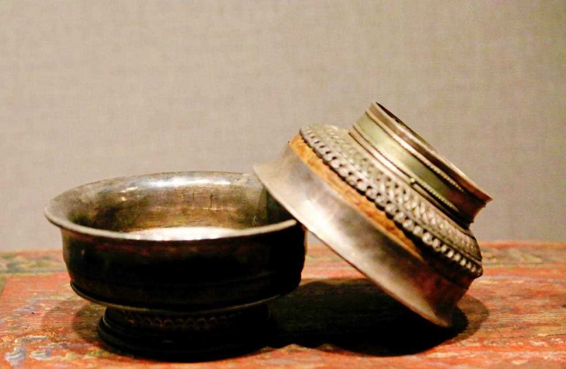 银碗多用于盛酒,多用来迎接远方的客人,或是出现在一些欢庆场合