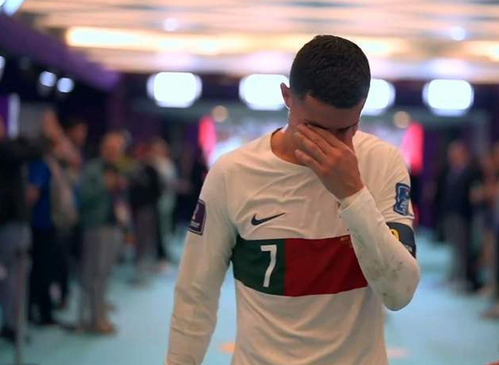 心疼!c罗赛后在球员通道痛哭:葡萄牙输球哭得最伤心的1个!