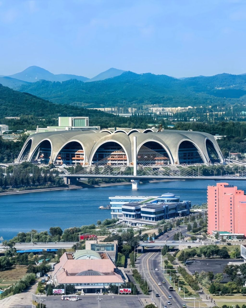 朝鲜首都第一大都市～平壤市  平壤,人口330万人,人均gdp为1900美元