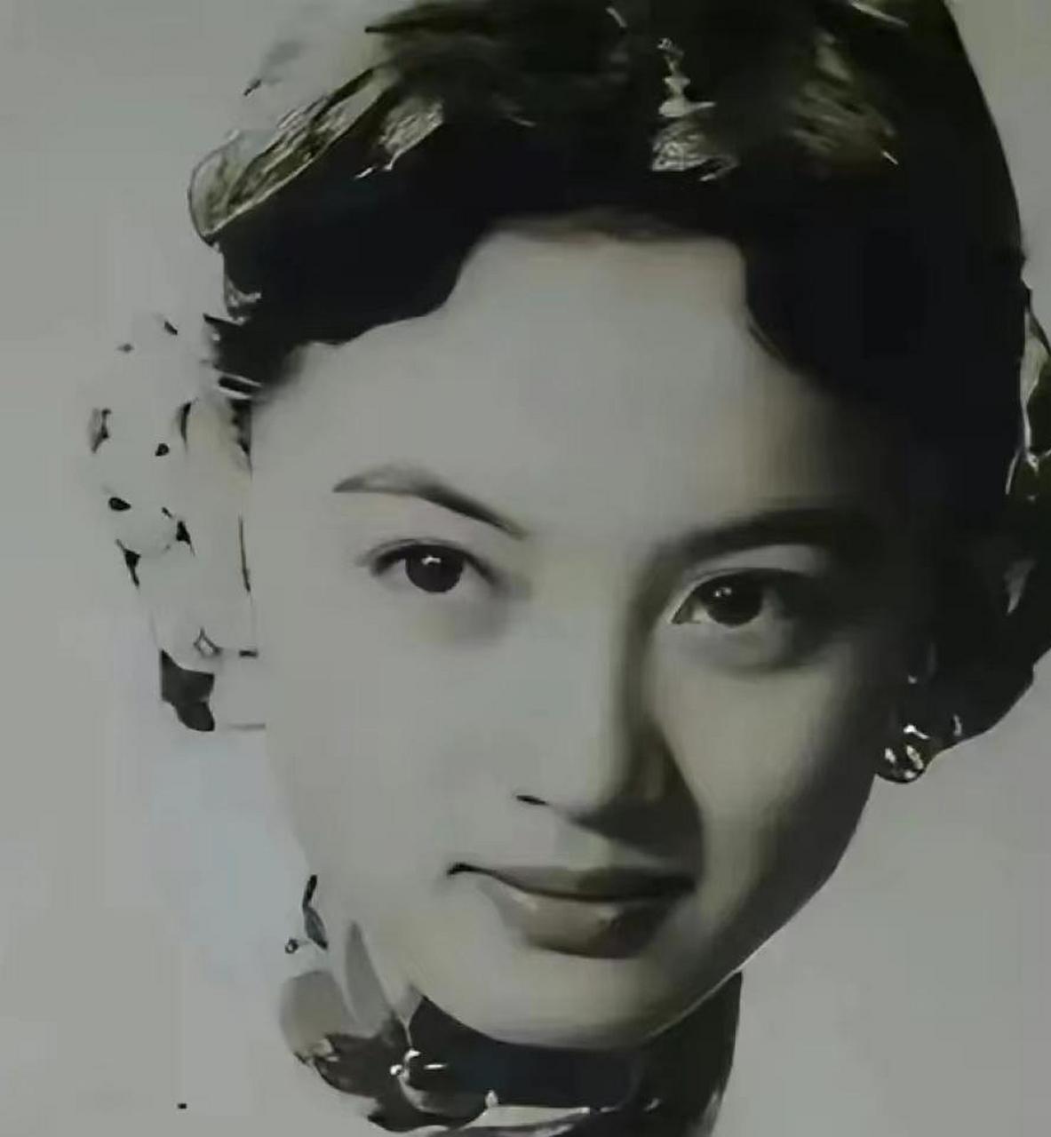 照片中,这个名叫钱秀芬的女孩表情丰富,清纯美丽!