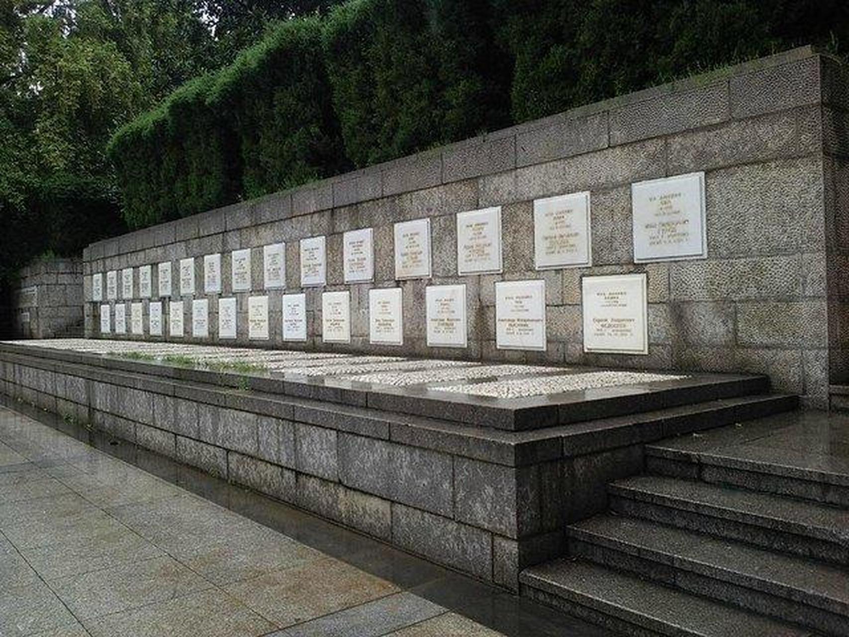 武汉解放公园烈士墓图片