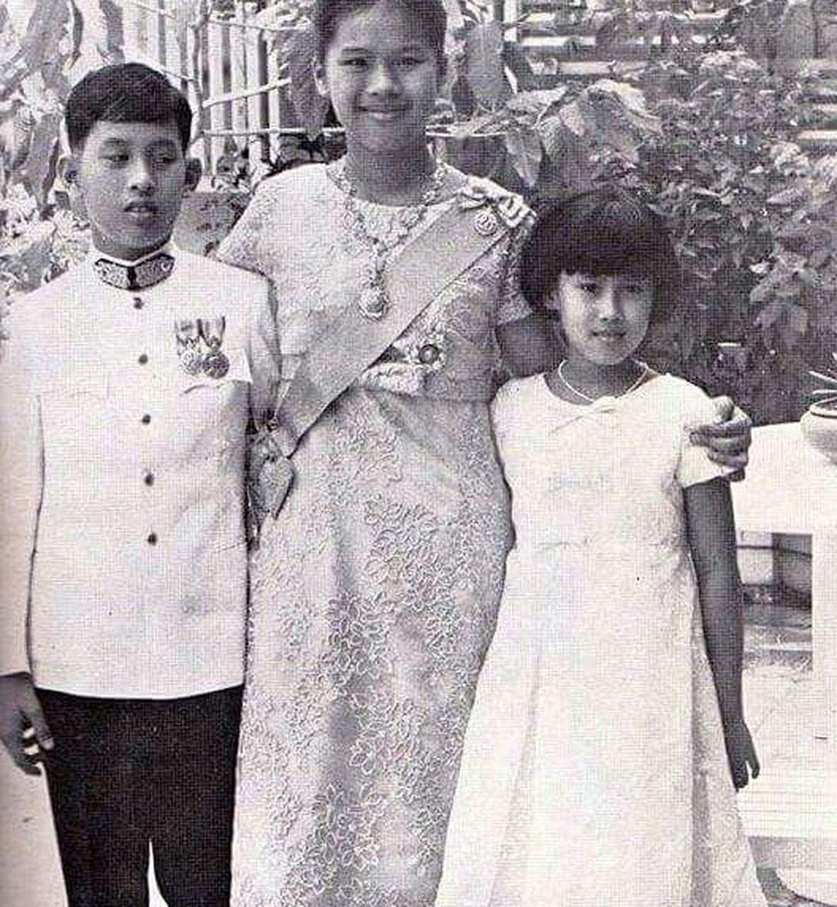 诗琳通公主幼年时和家人的合影,能看出哪个是诗琳通公主吗?