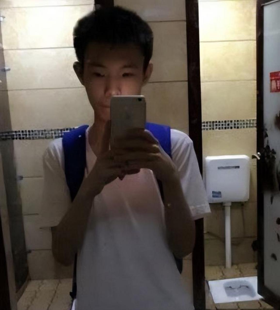 张嘉文成小说男主角,一出场就背着蓝书包,对校花不屑一顾,爽文