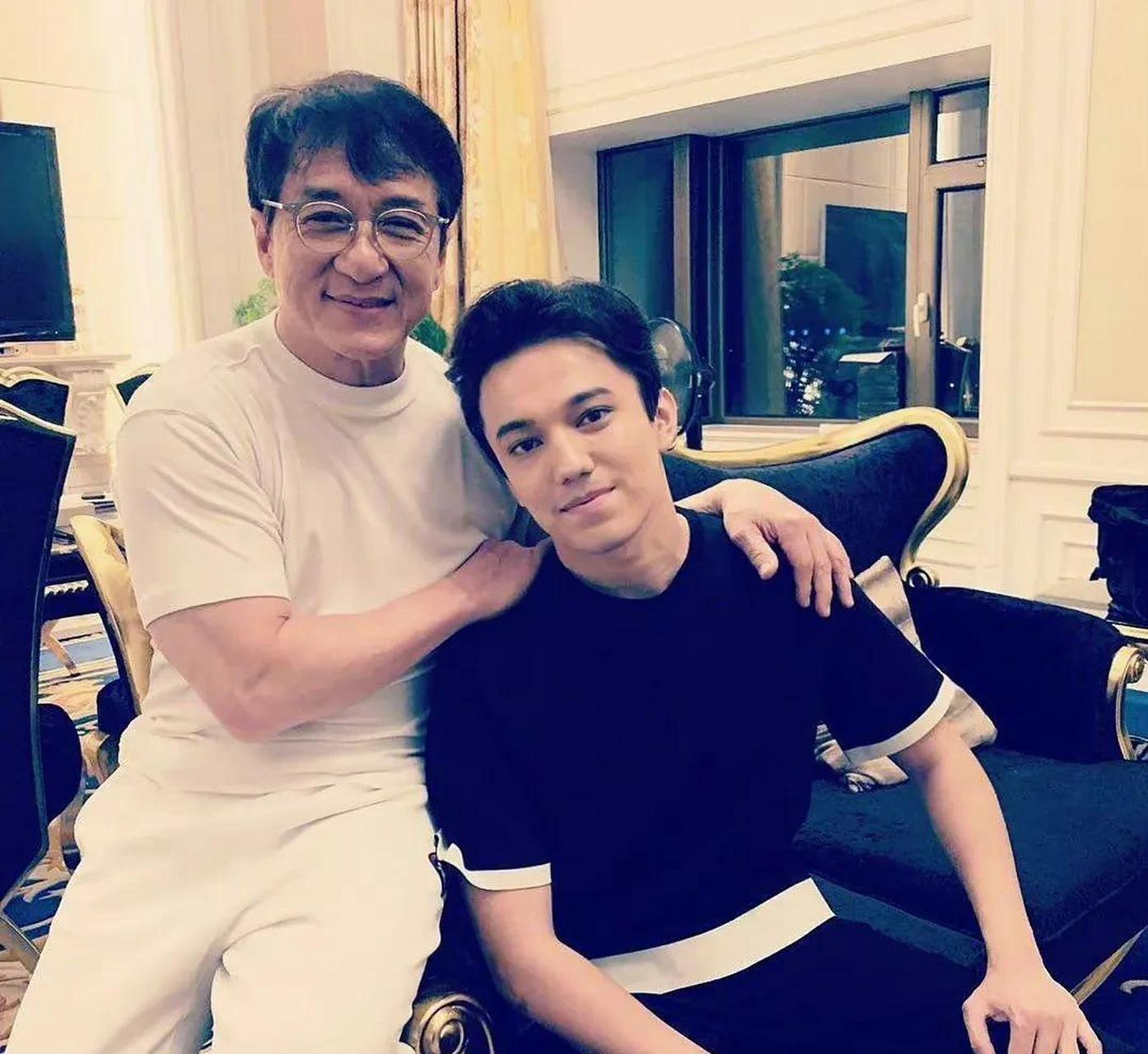 百家号星火计划# 成龙67岁生日,27岁的阿萨克斯坦歌手迪玛希在社交