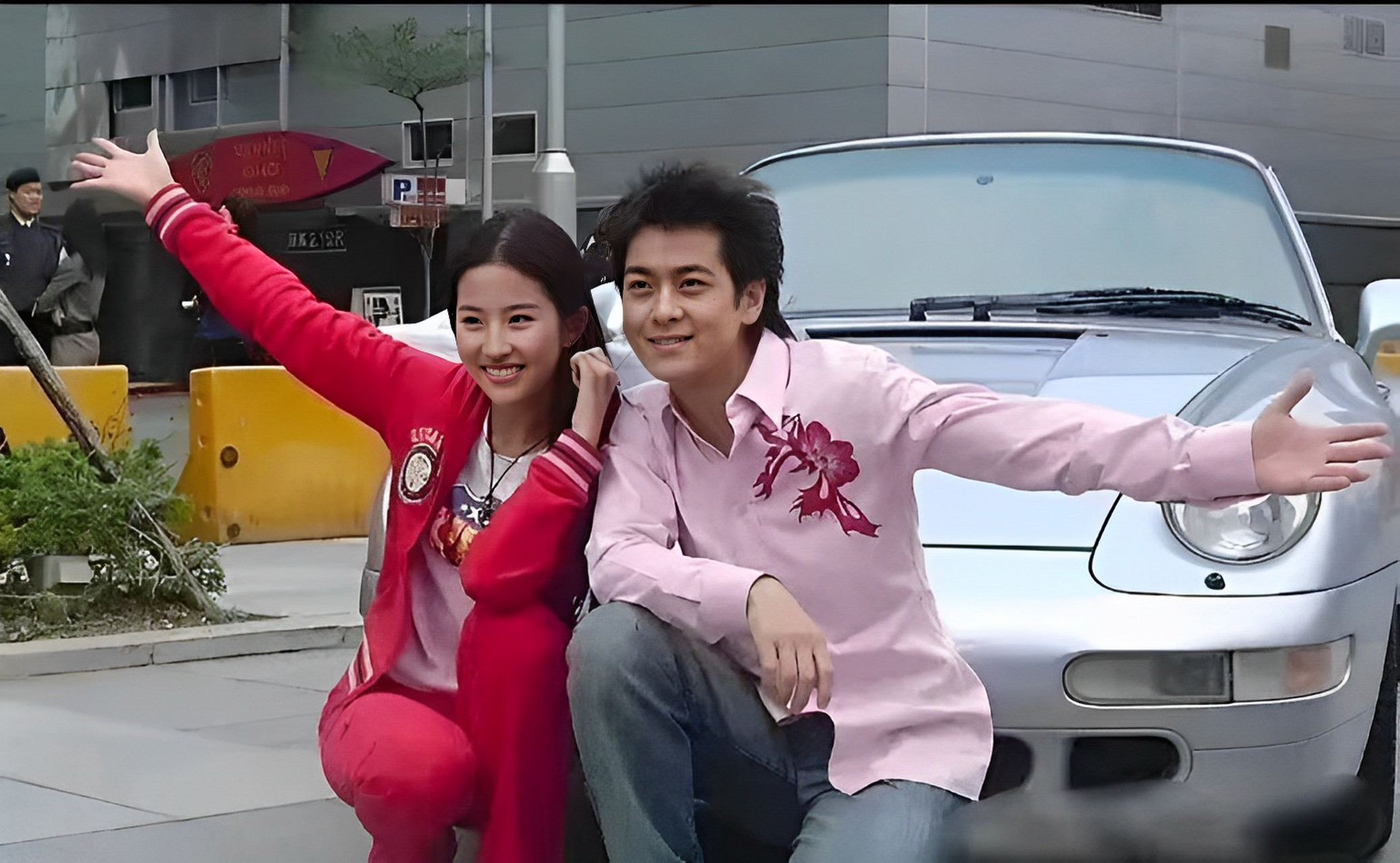 17岁的刘亦菲和30岁的林志颖在两人站被拍到在一起,仿佛他们是一对