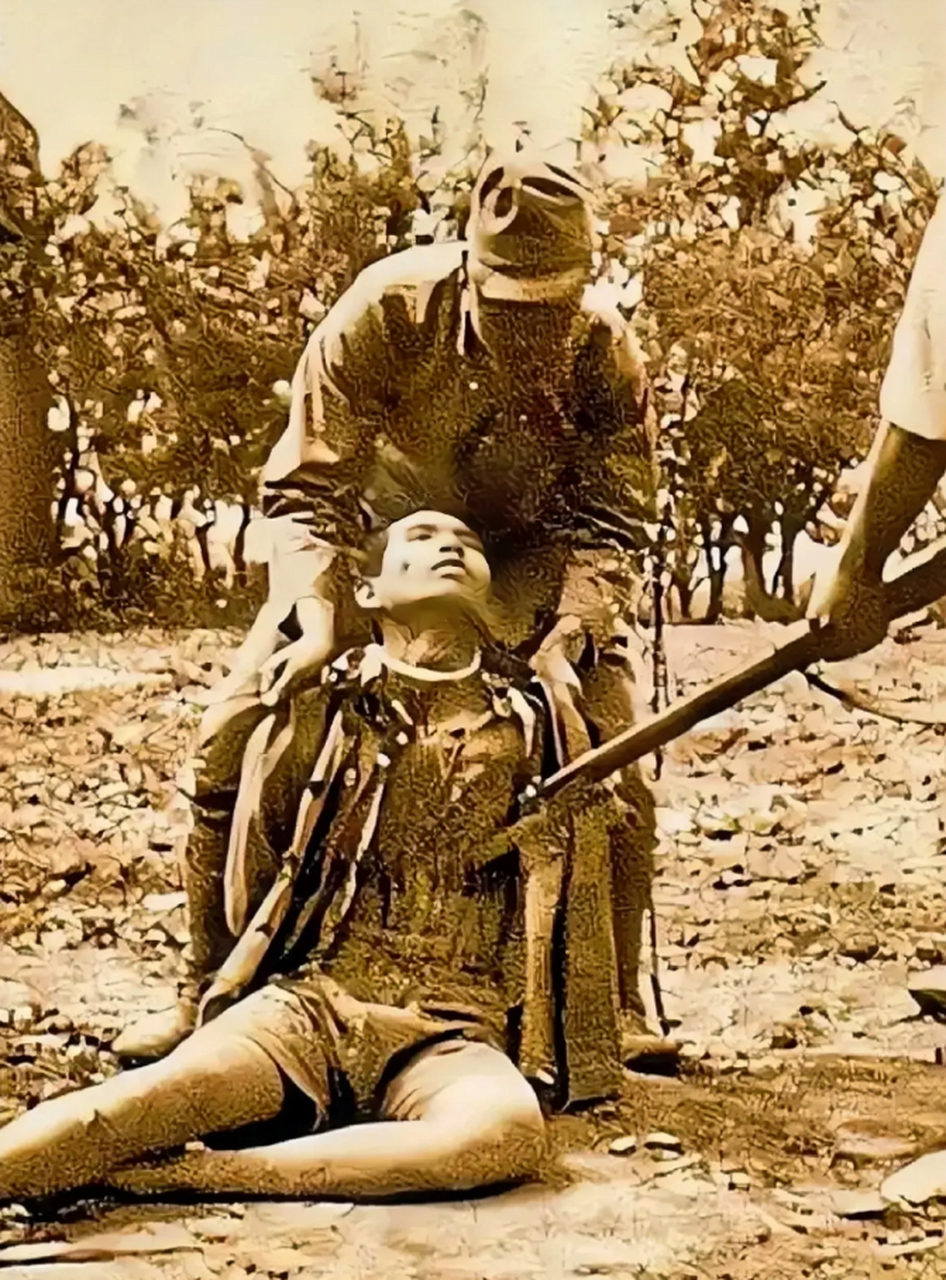 尽管战士身负重伤,但他仍然保持着坚毅的表情,眼中