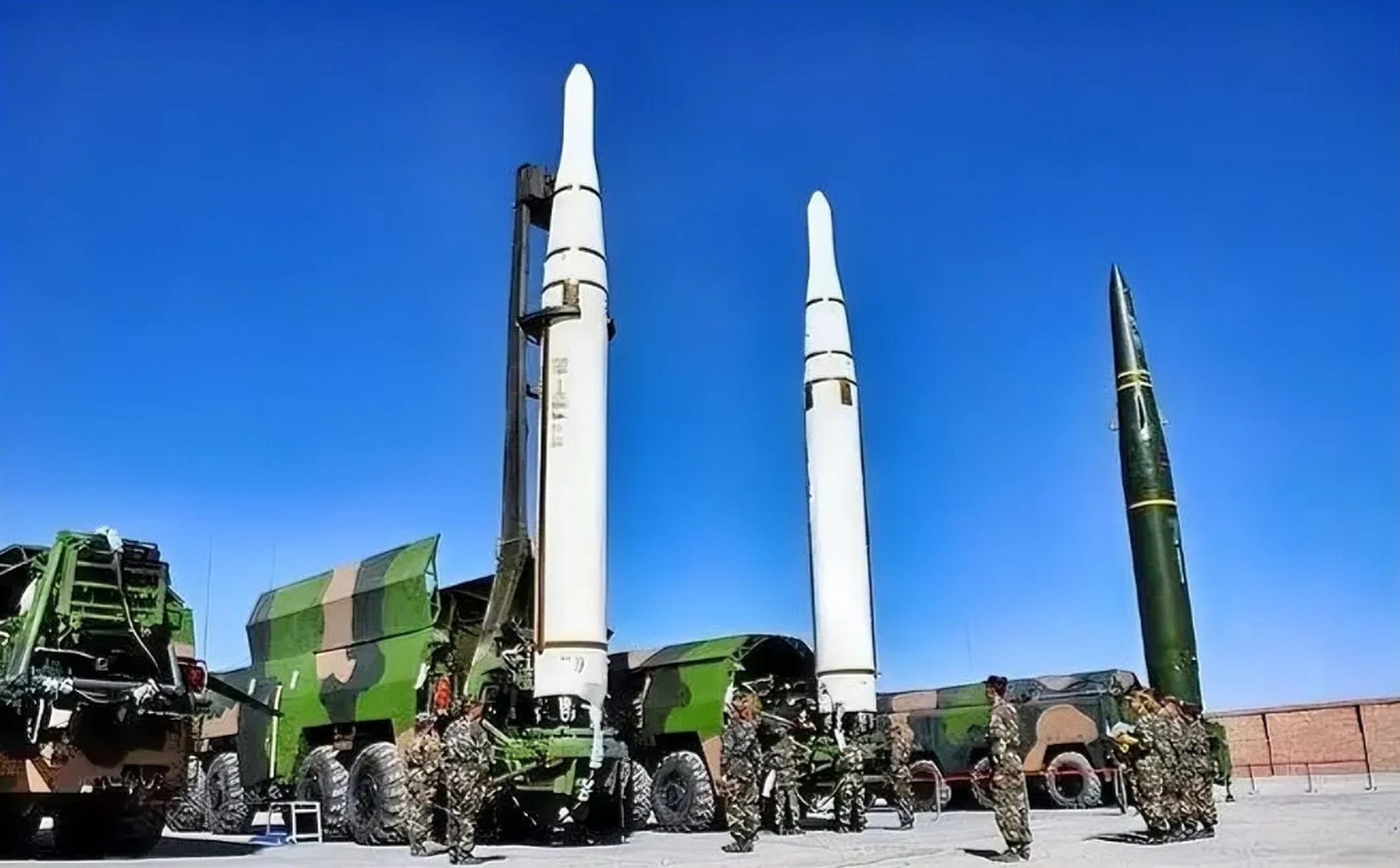 这个东风火箭(导弹)发射架设计的太顶了.