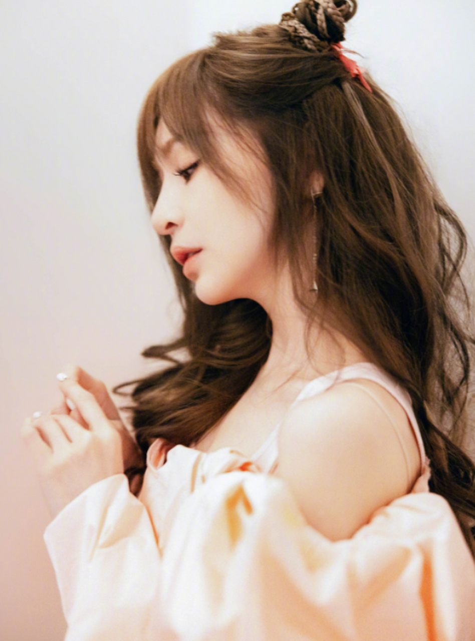 王心凌今天的发型真是费了不少心思,妥妥的美少女战士发型!又美又飒