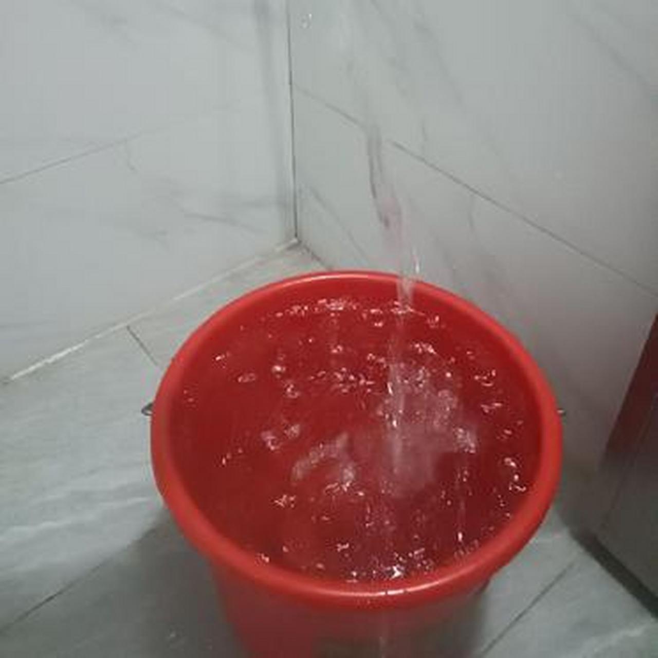 租的房子停水了,第一次用矿泉水洗澡,洗完感觉身上都是金钱的味道