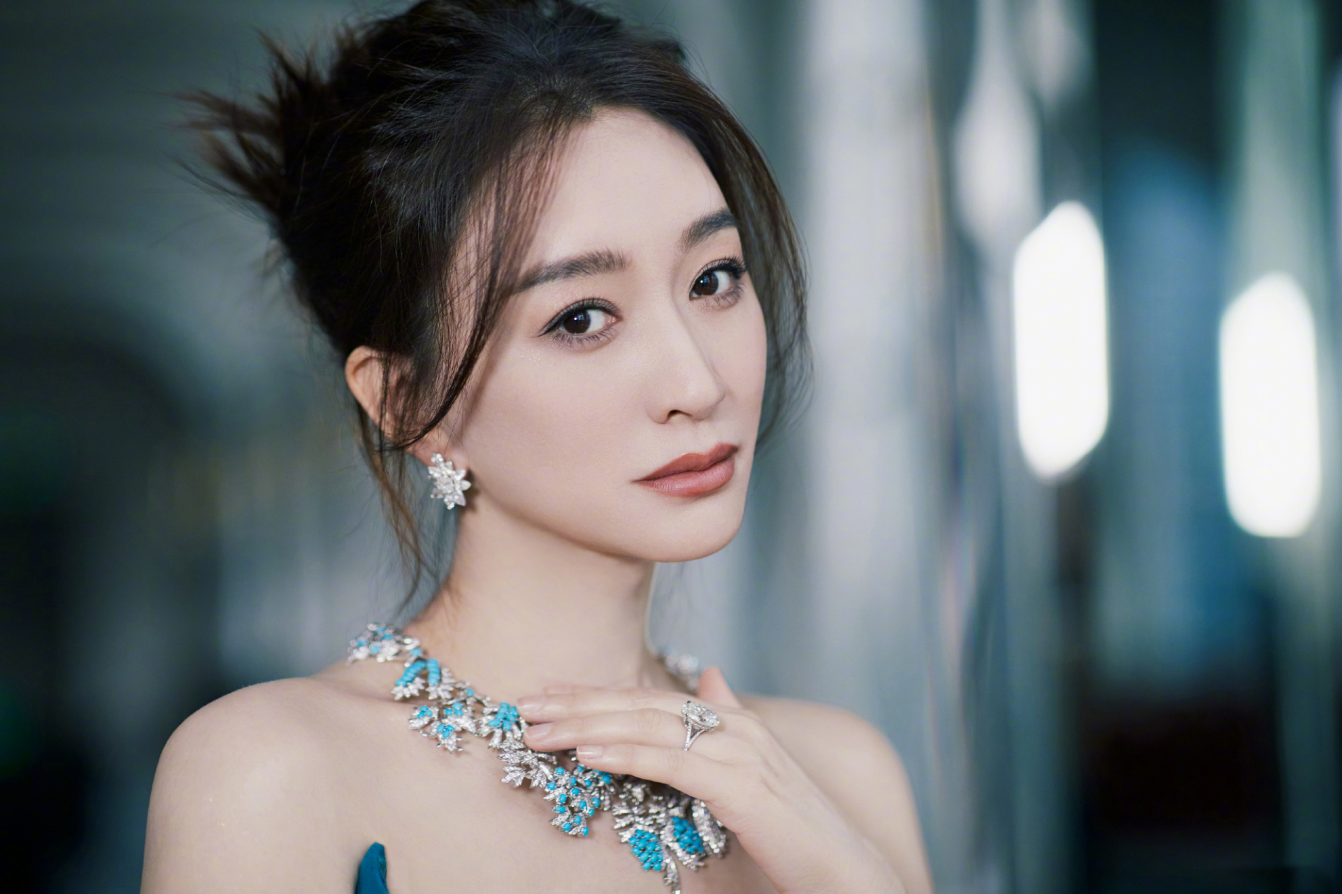 李小冉出席亮相tiffany璀钻绮境高级珠宝展活动,裙子和珠宝的颜色搭配