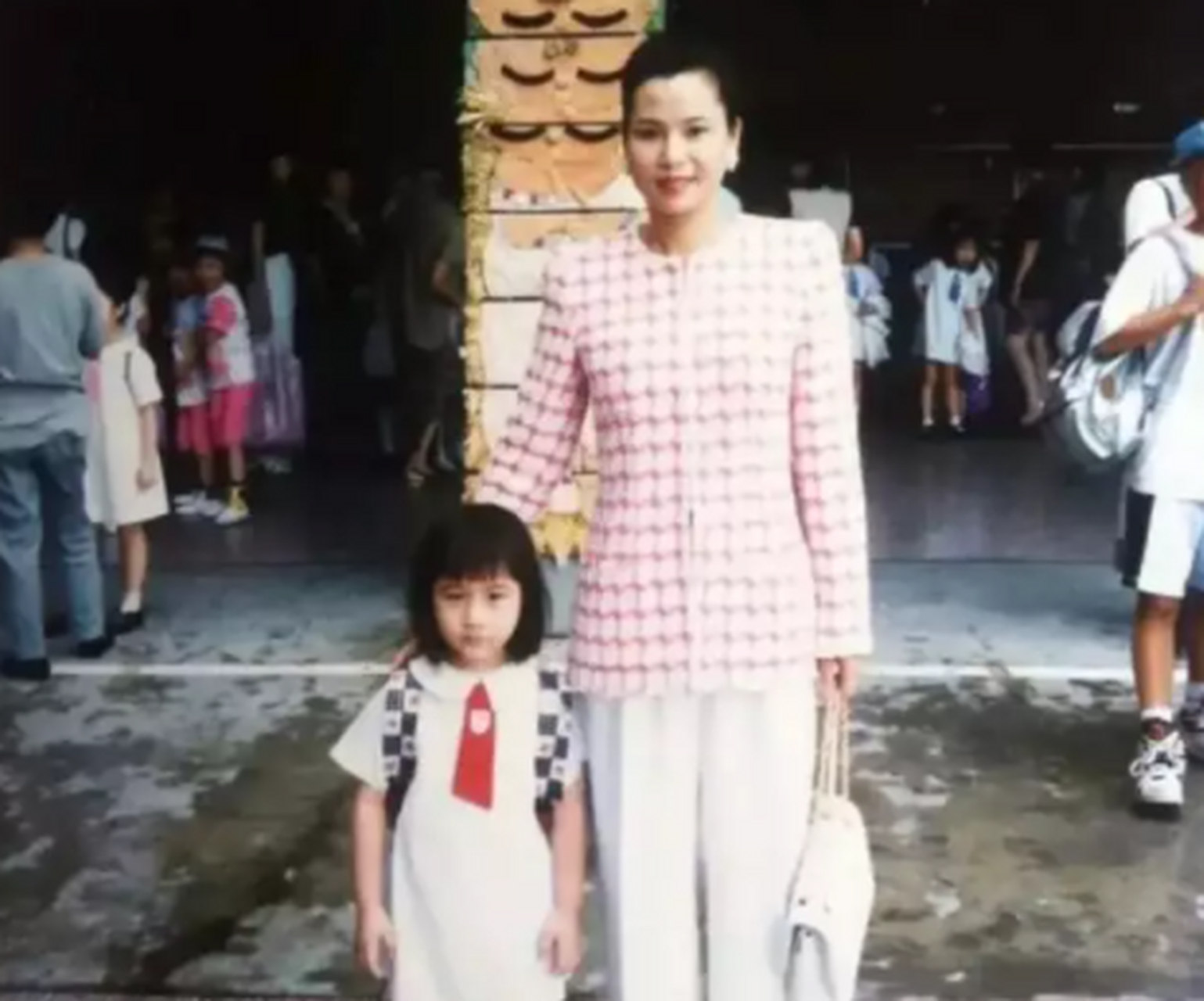 小时候何超莲和双胞胎哥哥何猷启,从小到大都是纯天然的大美女  小