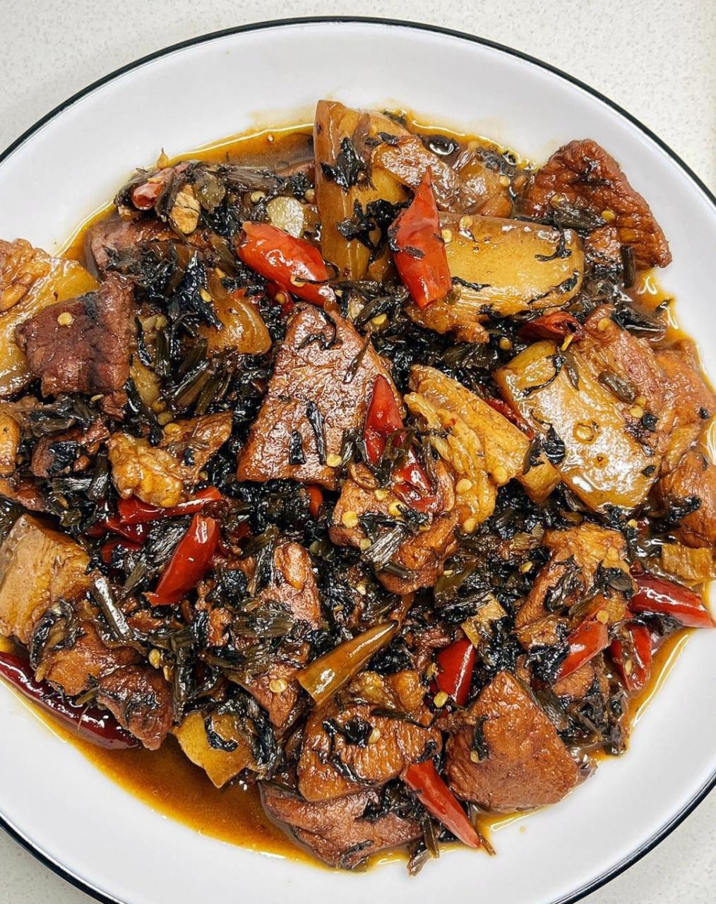 今天给大家分享一道家庭版的梅干菜烧肉!