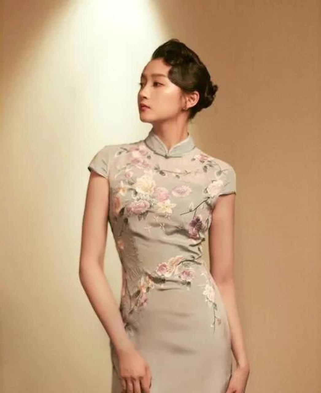 关晓彤"逆天大长腿"又上线!穿素色修身旗袍,腰以下都是腿
