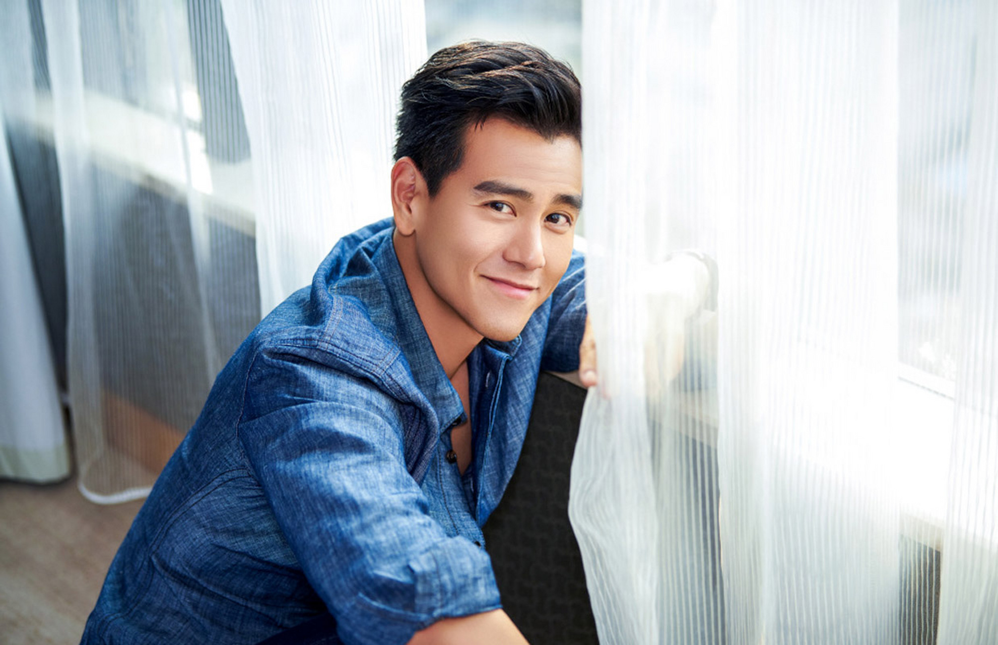 彭于晏,额头较开,发际线带有美人尖,耳廓明显,对早年时运有影响,个性