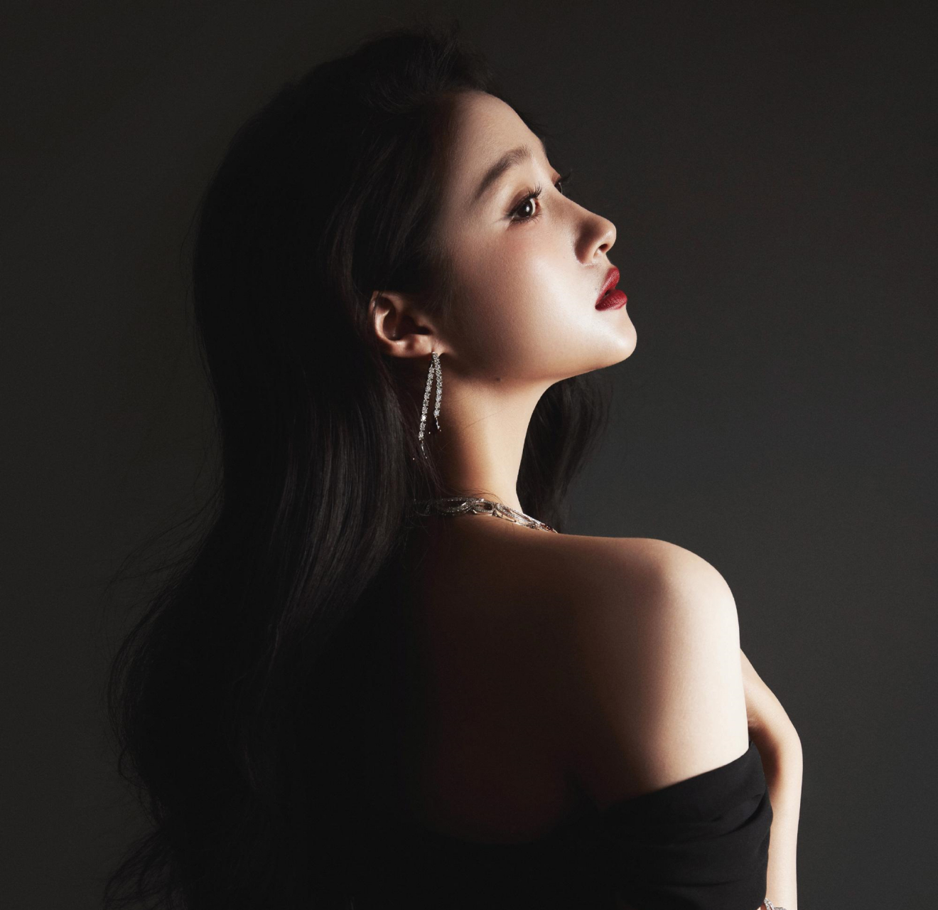 关晓彤夜宴大片,黑色一字肩长裙,肤若凝脂珠光宝气