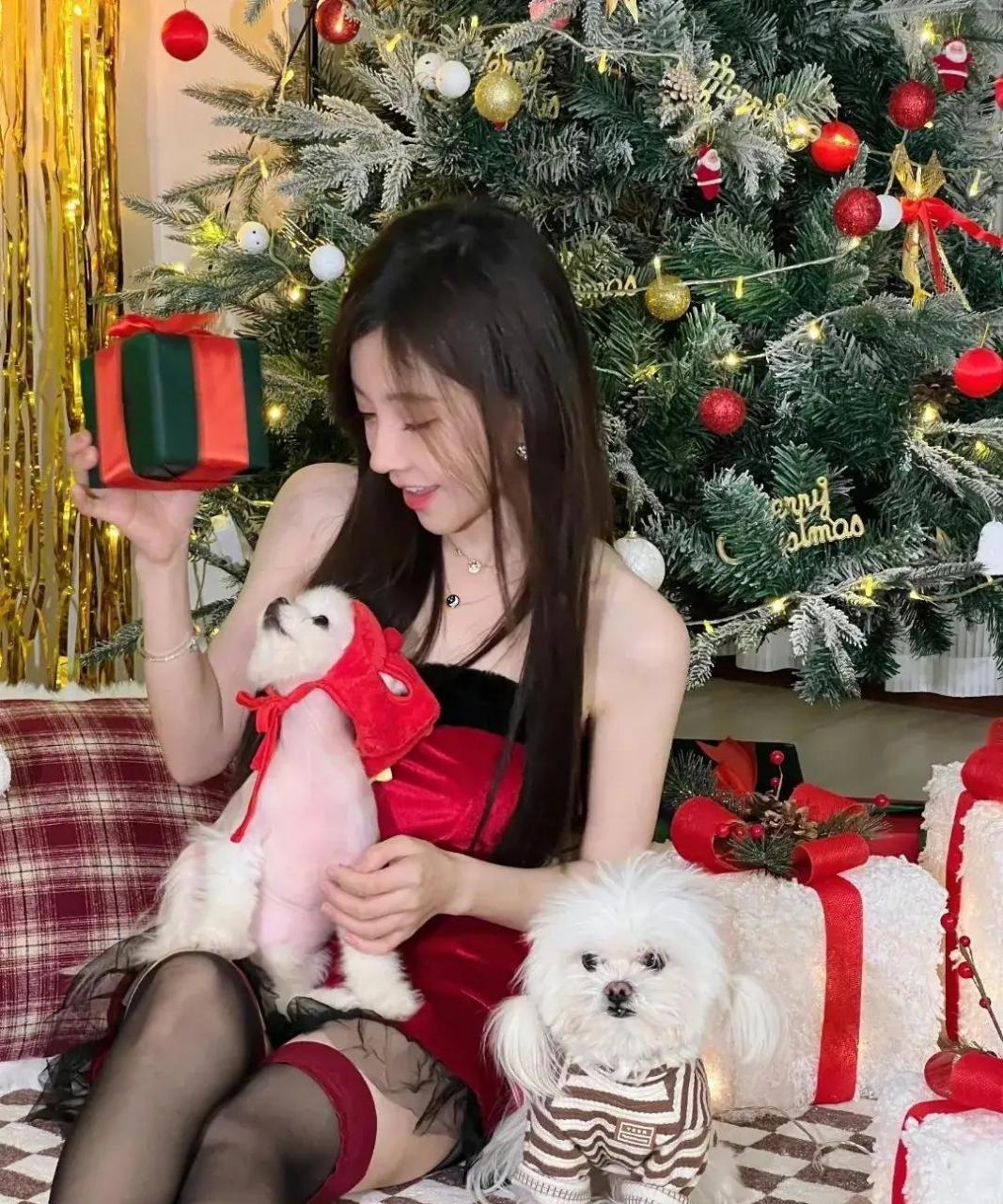 "黑丝袜,红睡衣",直播一姐冯提莫的圣诞套装有点"风情"! #娱乐最前沿
