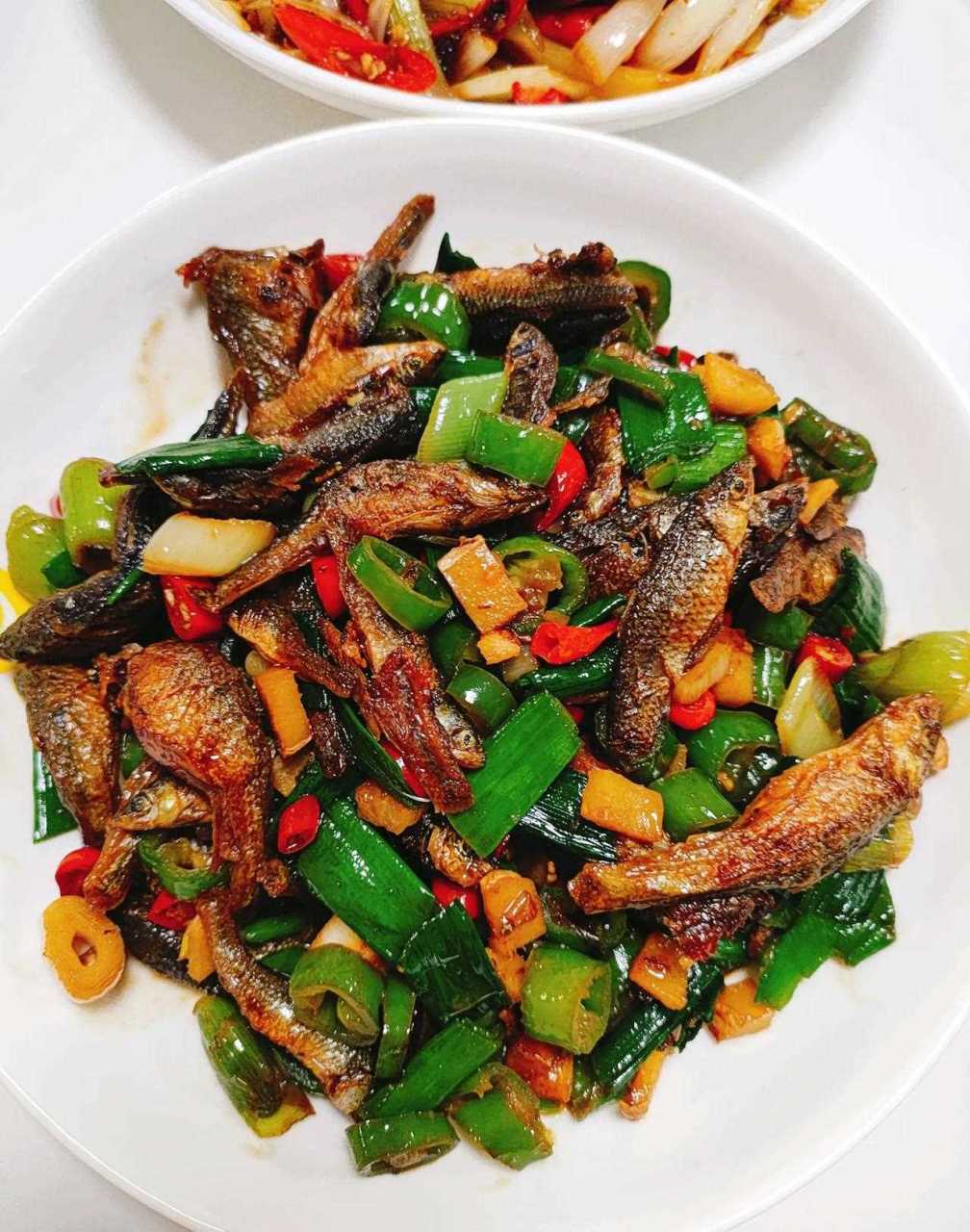 今天的午餐来咯～辣炒小河鱼 芹菜香干 茭叶煎蛋(茭叶就是图四茭头的