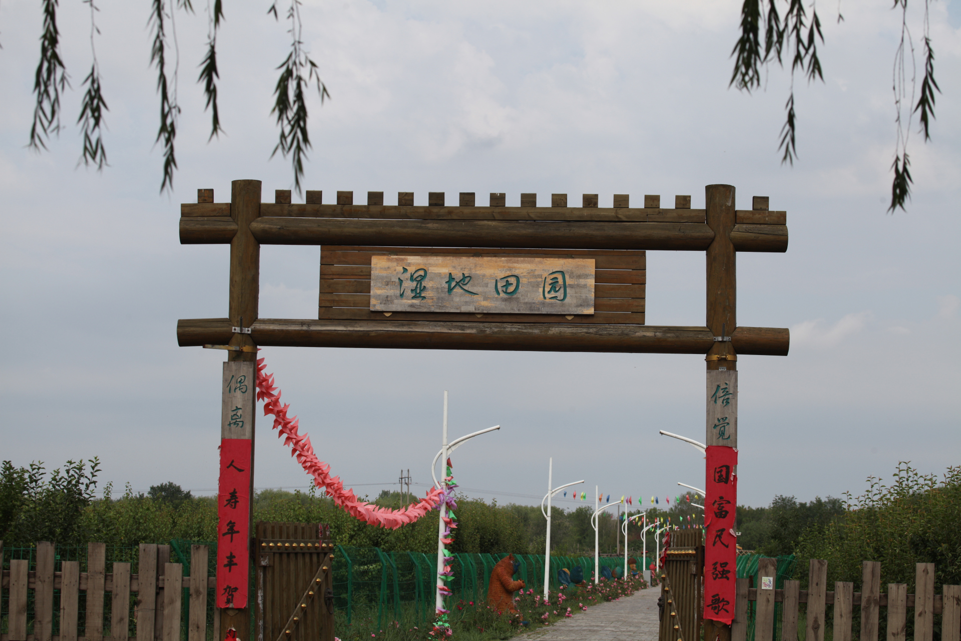 位于呼和浩特市南郊的南湖湿地公园,是一个适合周末垂钓,观光,烧烤