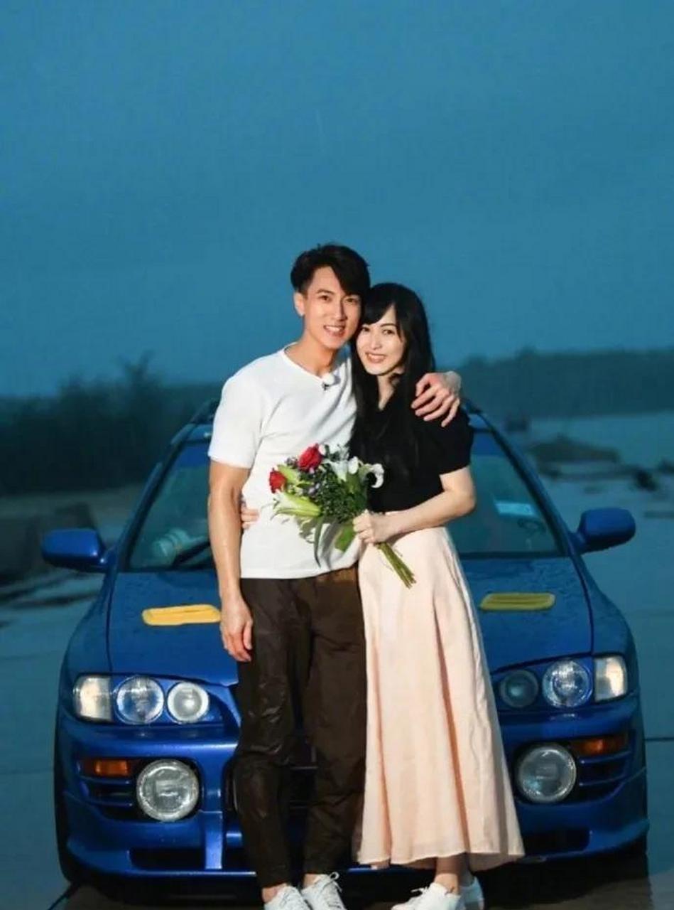 百家号星火计划# 吴尊分享与妻子林丽莹25年前的旧合照,卡点庆祝寥怂
