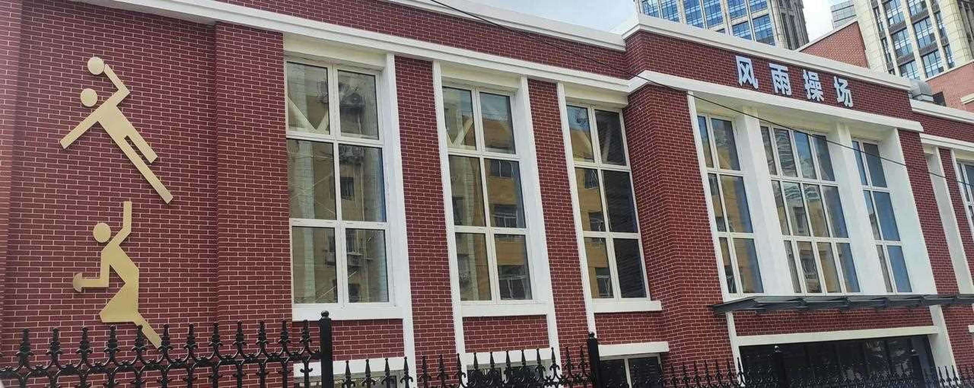 前一段时间偶然路过大连第十六中学,由于这里是我上了三年高中的母校