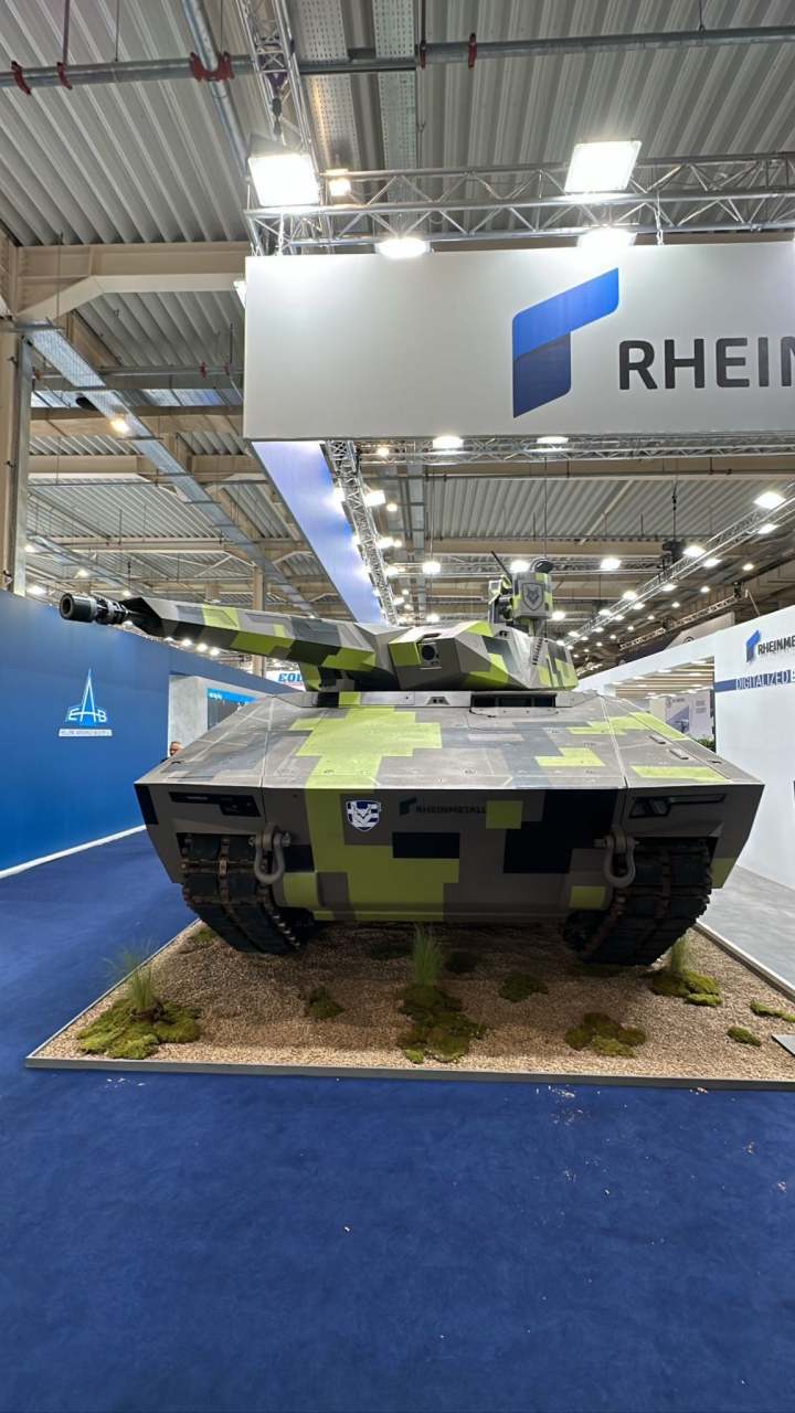 kmw豹2a7战斗坦克和莱茵金属kf-41山猫步兵战车在雅典defea 2023展出.