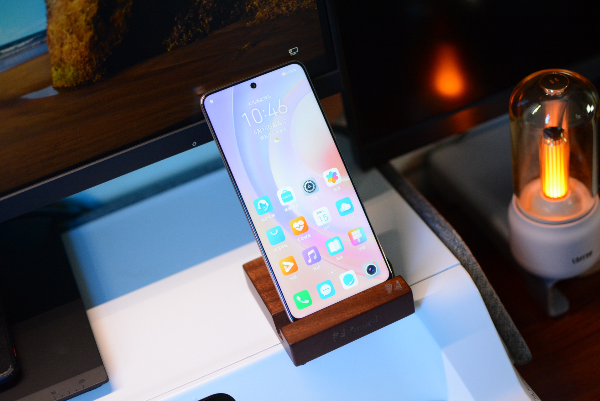 lcd屏幕材质的手机,颜色不会那么纯净,也不会那么艳丽;但是很多人都