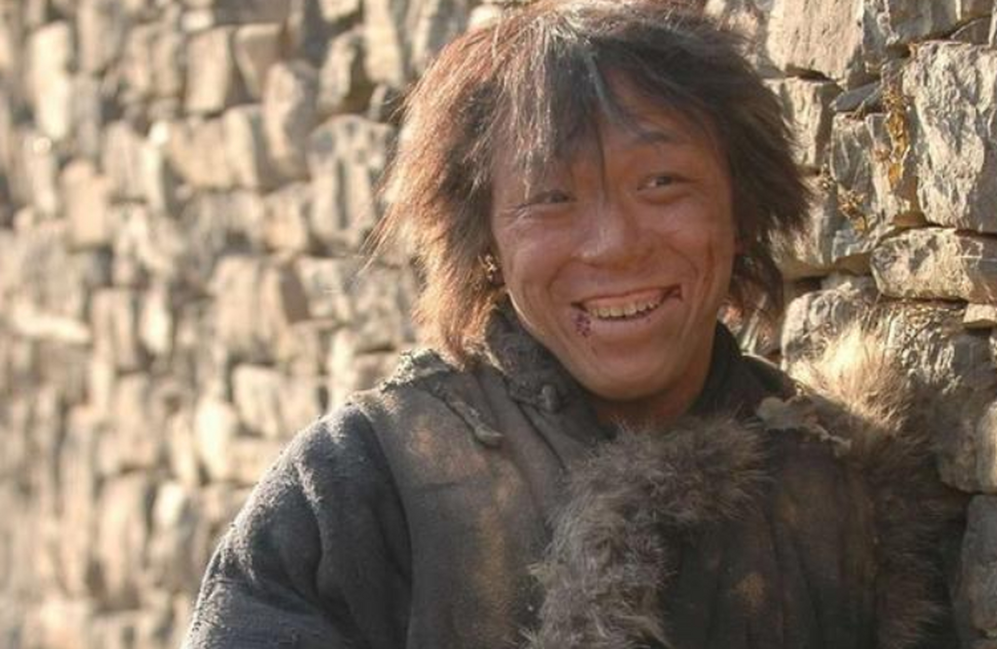 2013年金马奖颁奖晚会上,黄渤和郑裕玲同台刚一上台就给了黄渤当头一