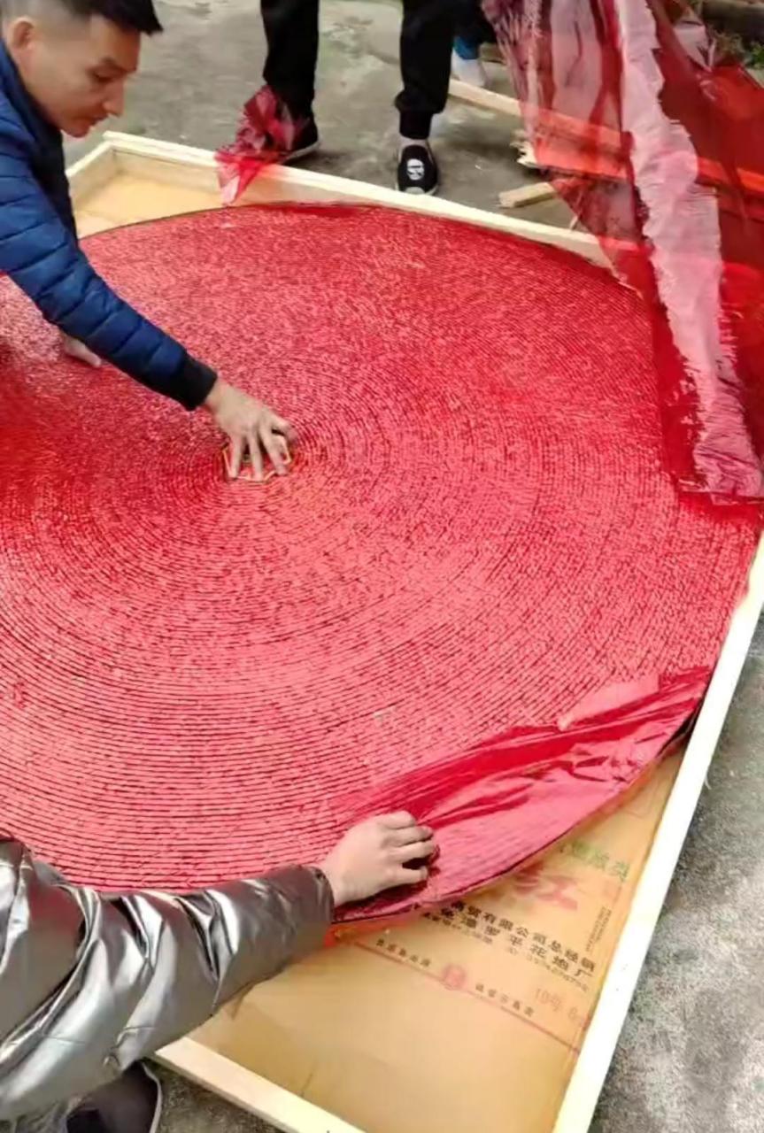 网友:第一次见这么大盘的鞭炮,这响起来得响一个小时了