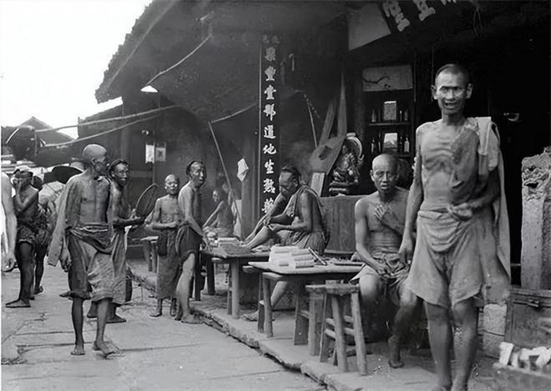 清朝百姓穷困潦倒,身形各个骨瘦如柴,甚至没钱买鞋子,只能赤脚走在路