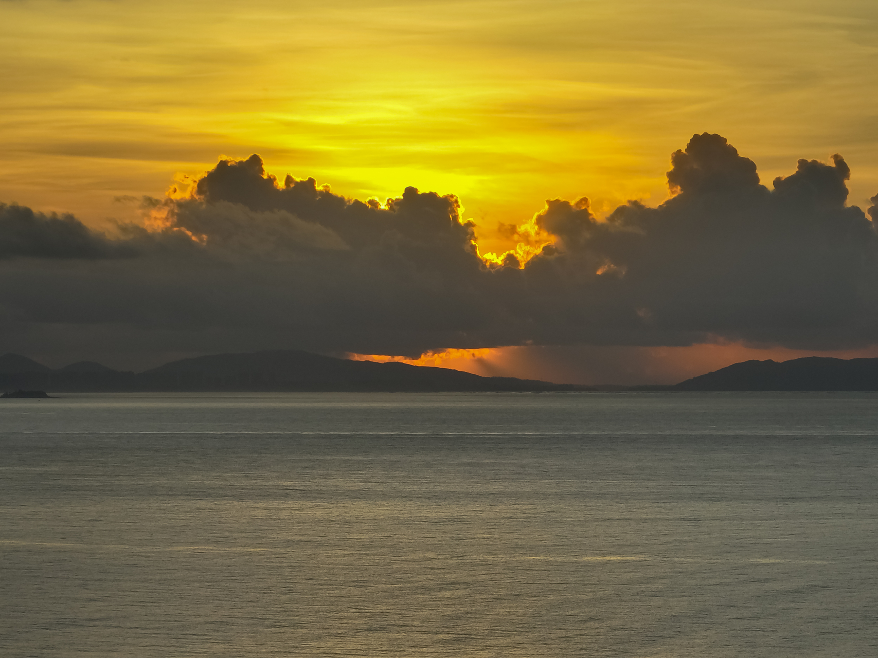 朝霞里的沙滩, 有一种令人心动的暖.