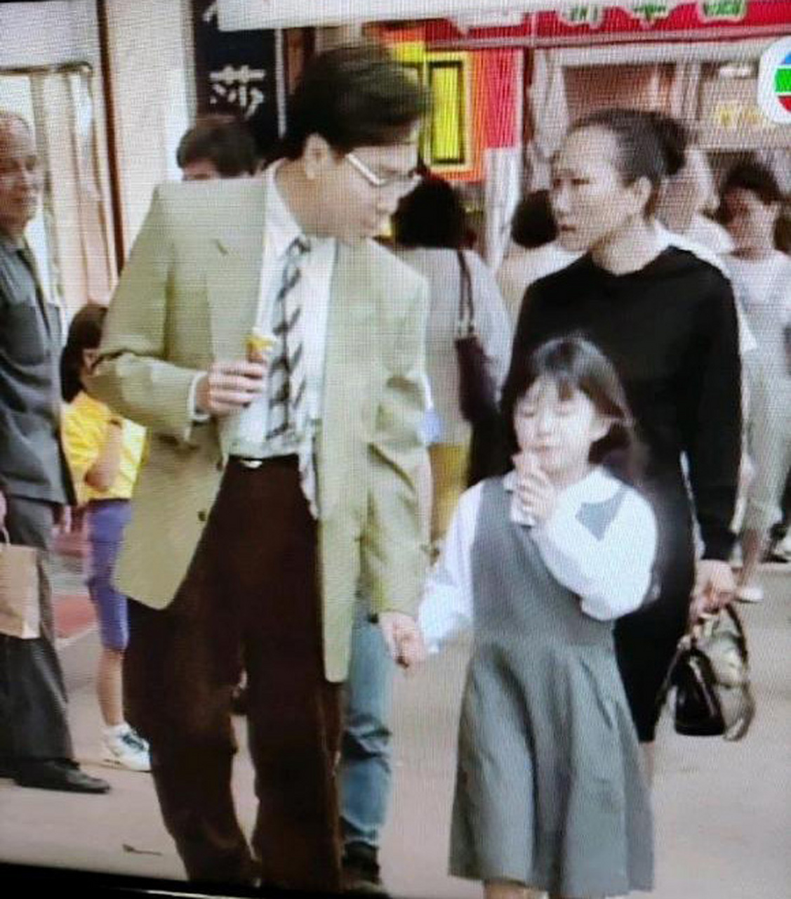 伍卫国在电影《怒火中烧》剧装,和女儿一起逛街.