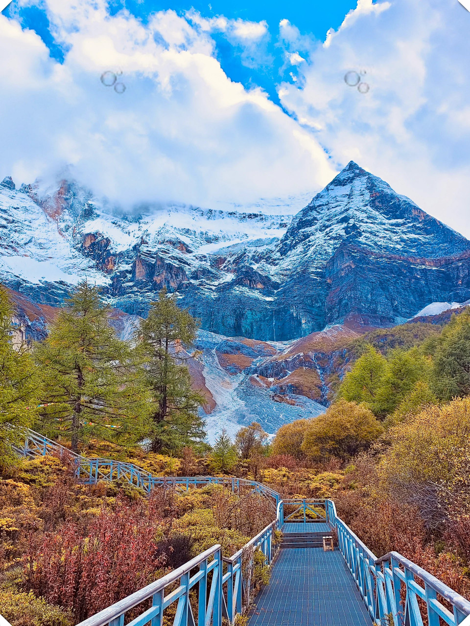 稻城亚丁 川西秋色天花板,果然名不虚传  一路驱车数百公里,身心疲累