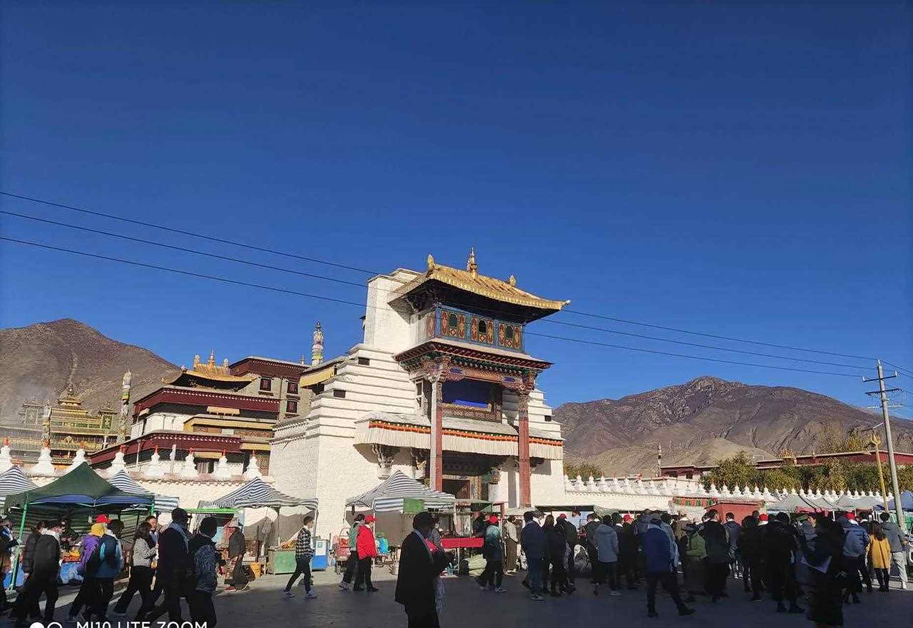 桑耶寺位于扎囊县境内,西藏四大神山之一的哈布日山脚下,是藏传佛教史