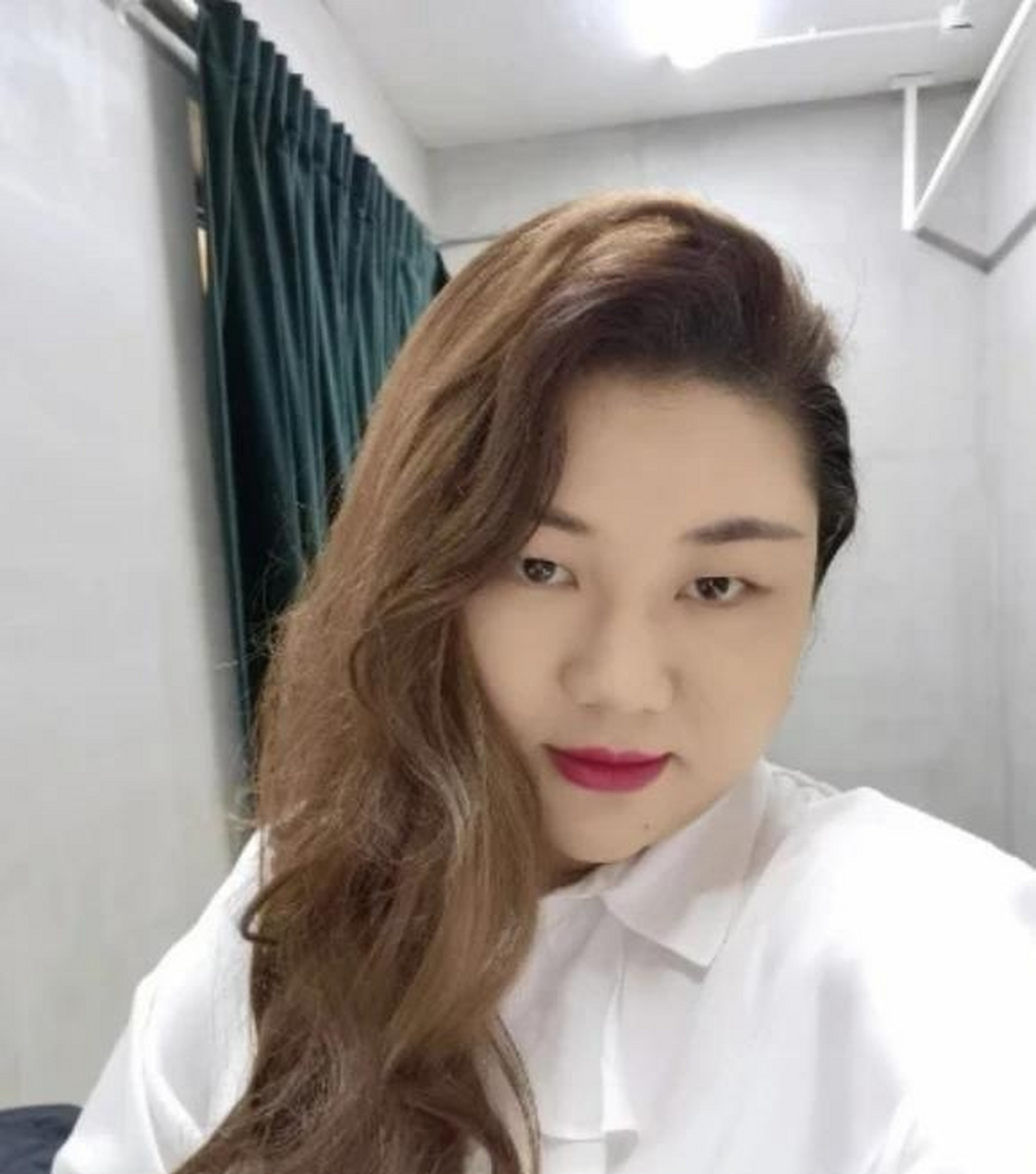 其实在这之前,杨天真晒过自己的一张自拍照,照片里她用头发挡住了半边