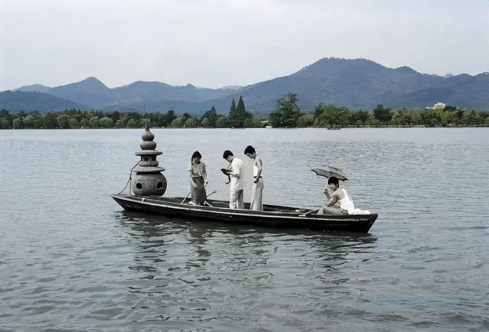 1981年的一张杭州西湖旅行老照片,当时能在西湖山旅行的人并不穷,很少
