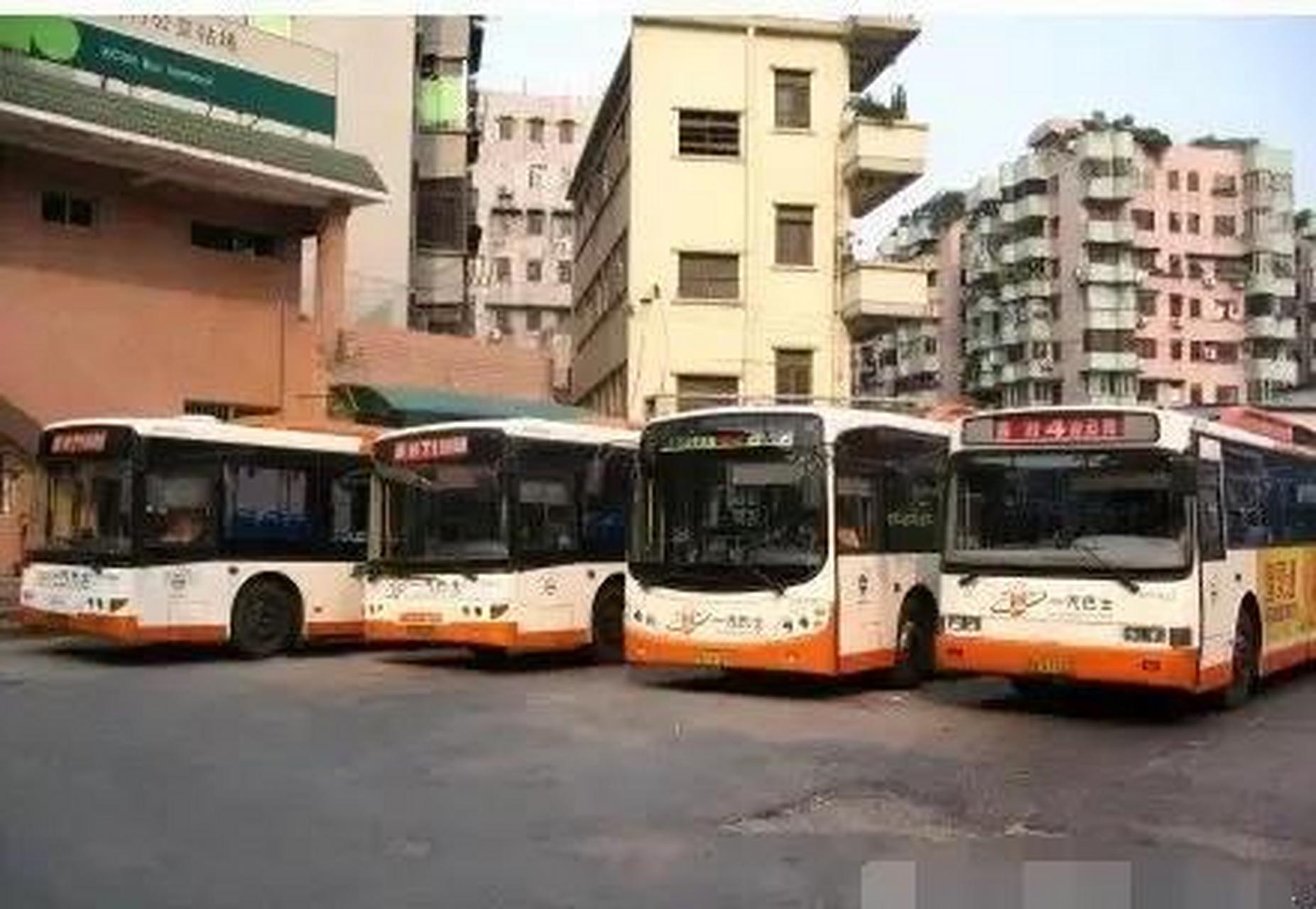 從車型來看,圖片的年代應該也就是零幾年,這些車型都已經退役好久 ..