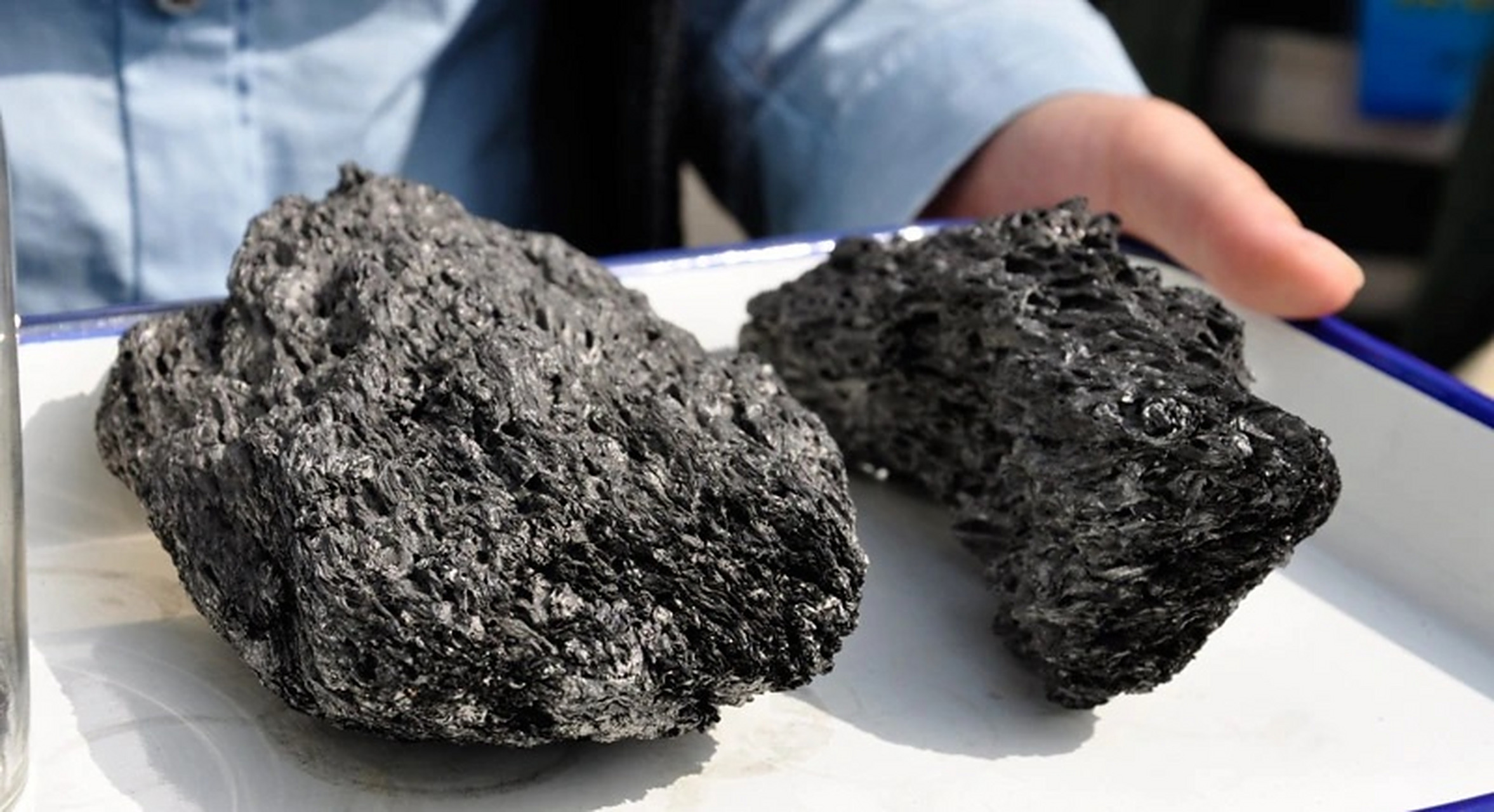 针状焦是炭素材料的一种优质品种,其结构具有明显流动纹理,孔大而少且