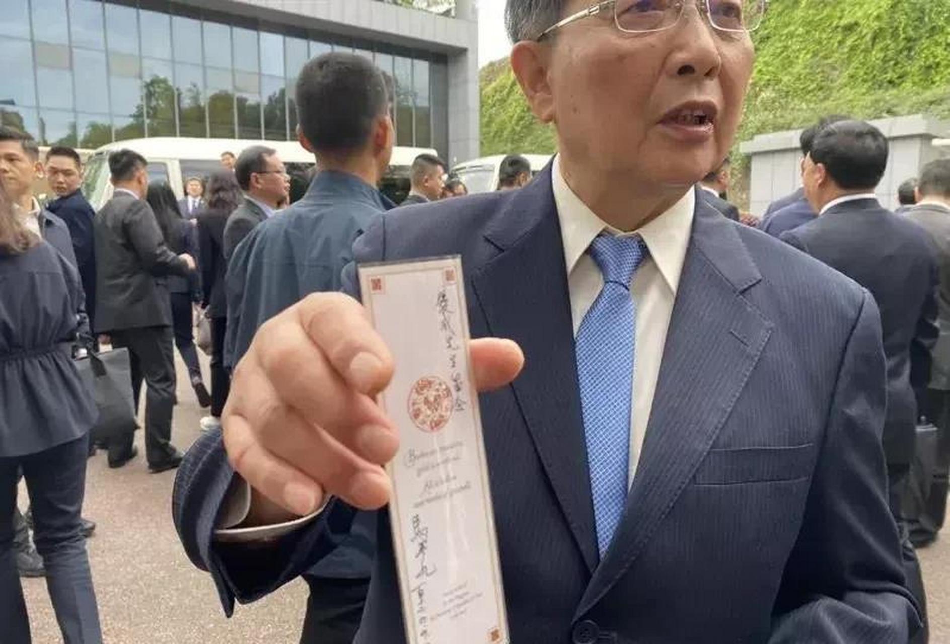 马英九参访张自忠将军墓园时,张将军的嫡孙张庆成专程从成都赶来陪同.