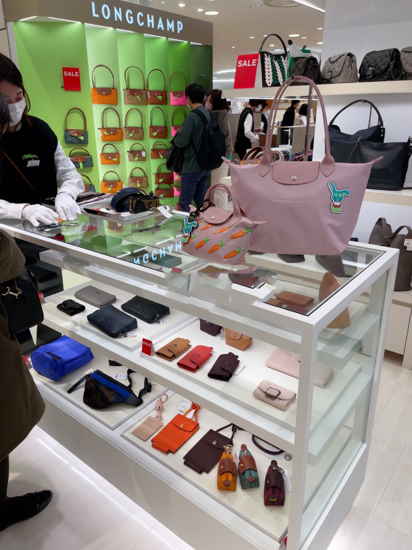 是百货专柜的包包都在打折!基础款基本都打折了!